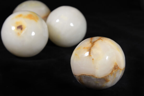 Egg-shaped onyx marbles